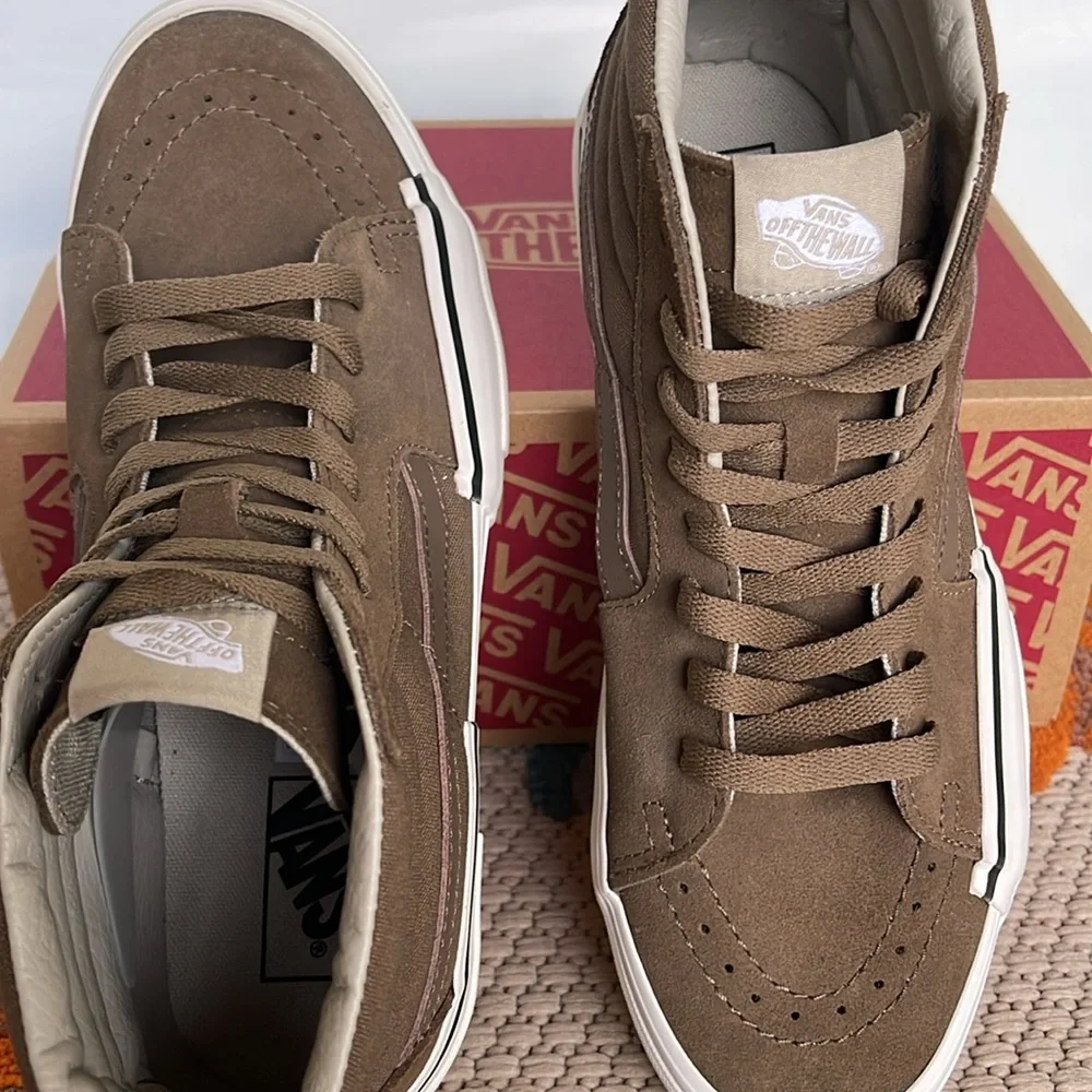 Vans Men’s Sk8-Hi Rearrange
Tonal Kangaroo
VN000CRMBYW
Sneakers - Picture 13 of 16